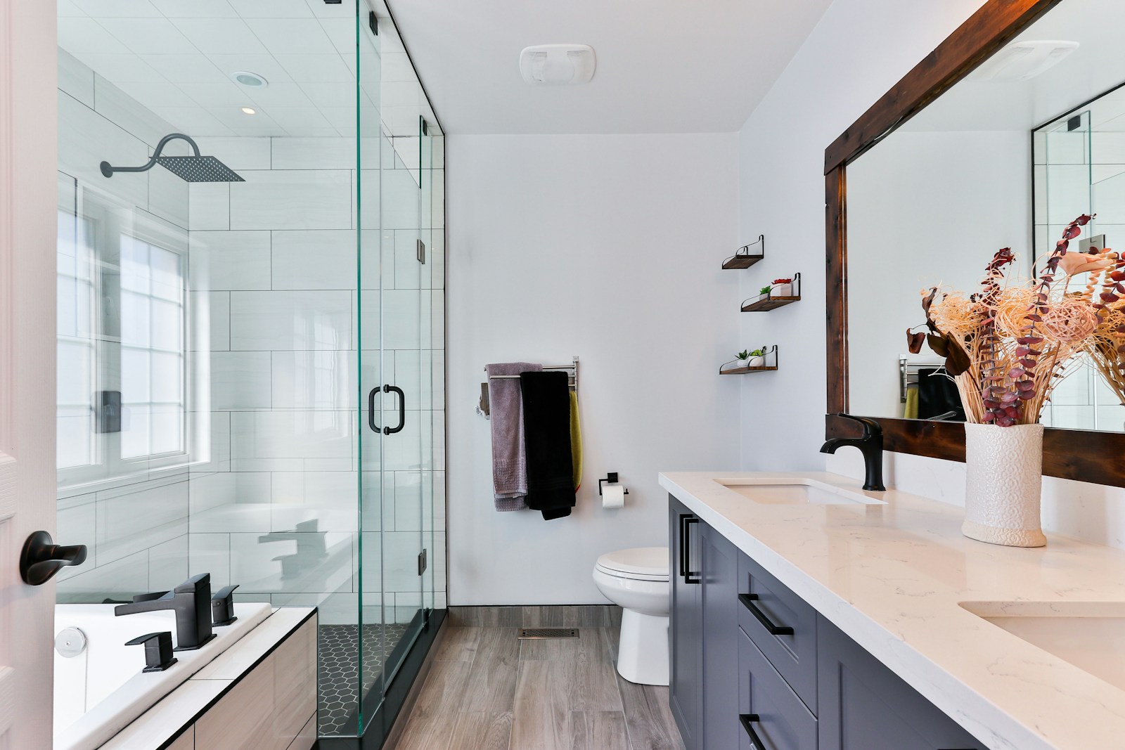 Modern shower with charcoal porcelain wall tiles and mosaic detail